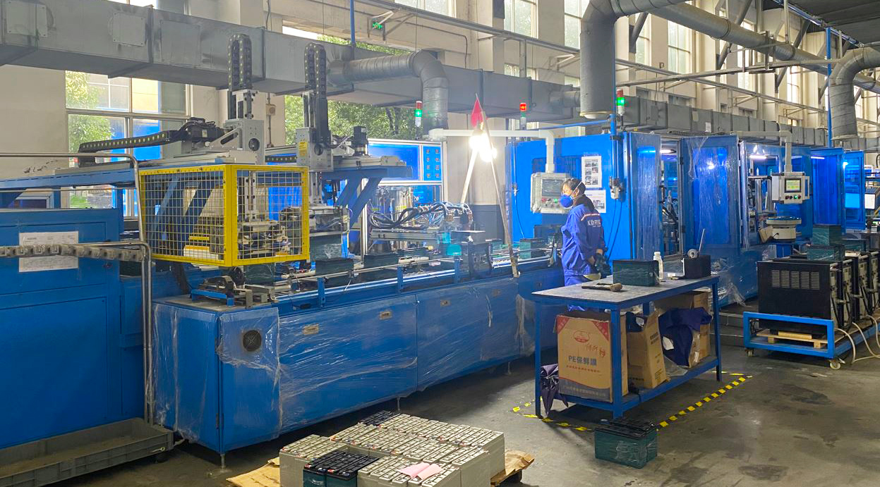 Lead acid battery continuous casting and rolling equipment